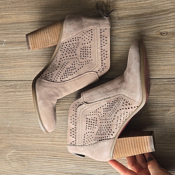 Vince Camuto Frasitta Leather Cut Out Wooden Stack Heel Booties - Picture 6 of 8